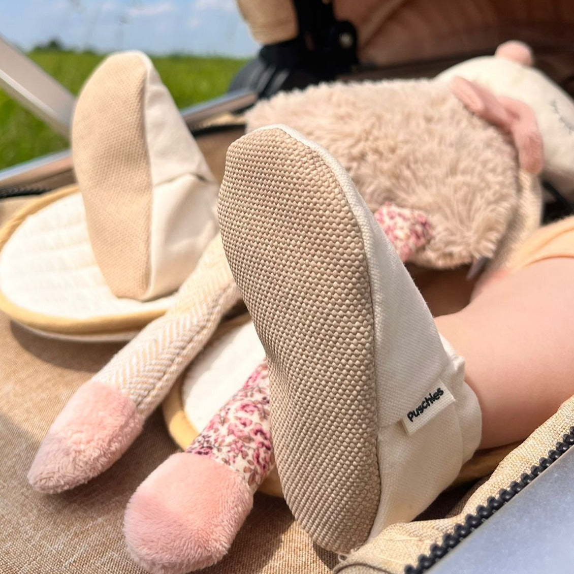Cozy soft & ultra light | So soft that your child will barely feel our summer barefoot shoes. Weighing just 20g per shoe, our barefoot shoes are about as light as regular socks – perfect for carefree playing and exploring.