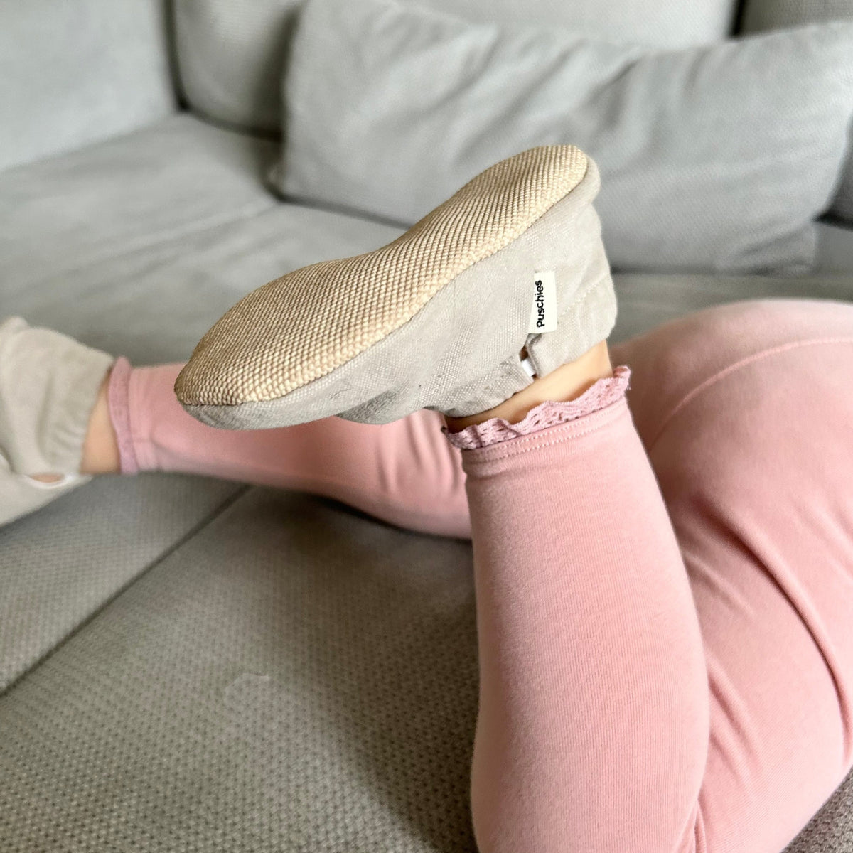 Maximum comfort | Our summer barefoot shoes adapt perfectly to the shape of your child's foot and guarantee maximum comfort. Thanks to the flexible elastic band, the shoes stay securely on the foot without slipping, while leaving enough freedom of movement to prevent pressure points. So every step is comfortable and safe.